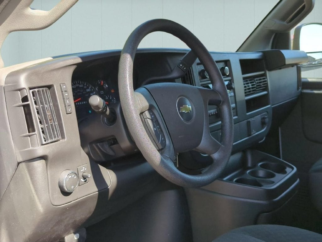 2025 Chevrolet Express Cargo WT