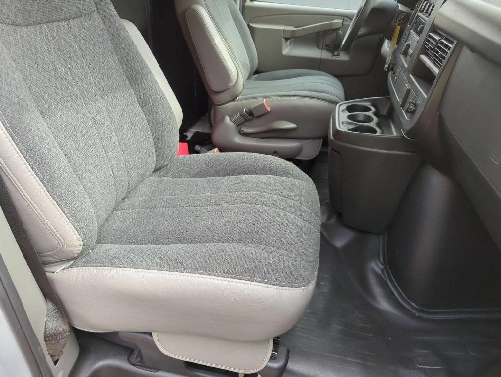 2025 Chevrolet Express Cargo WT